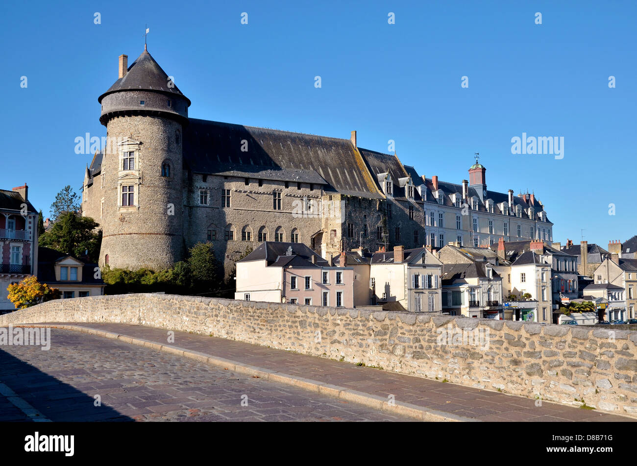 Burg, gesehen von der alten Brücke (Pont-Vieux in französischer Sprache), Laval, Gemeinde im Département Mayenne in Nordwest-Frankreich Stockfoto