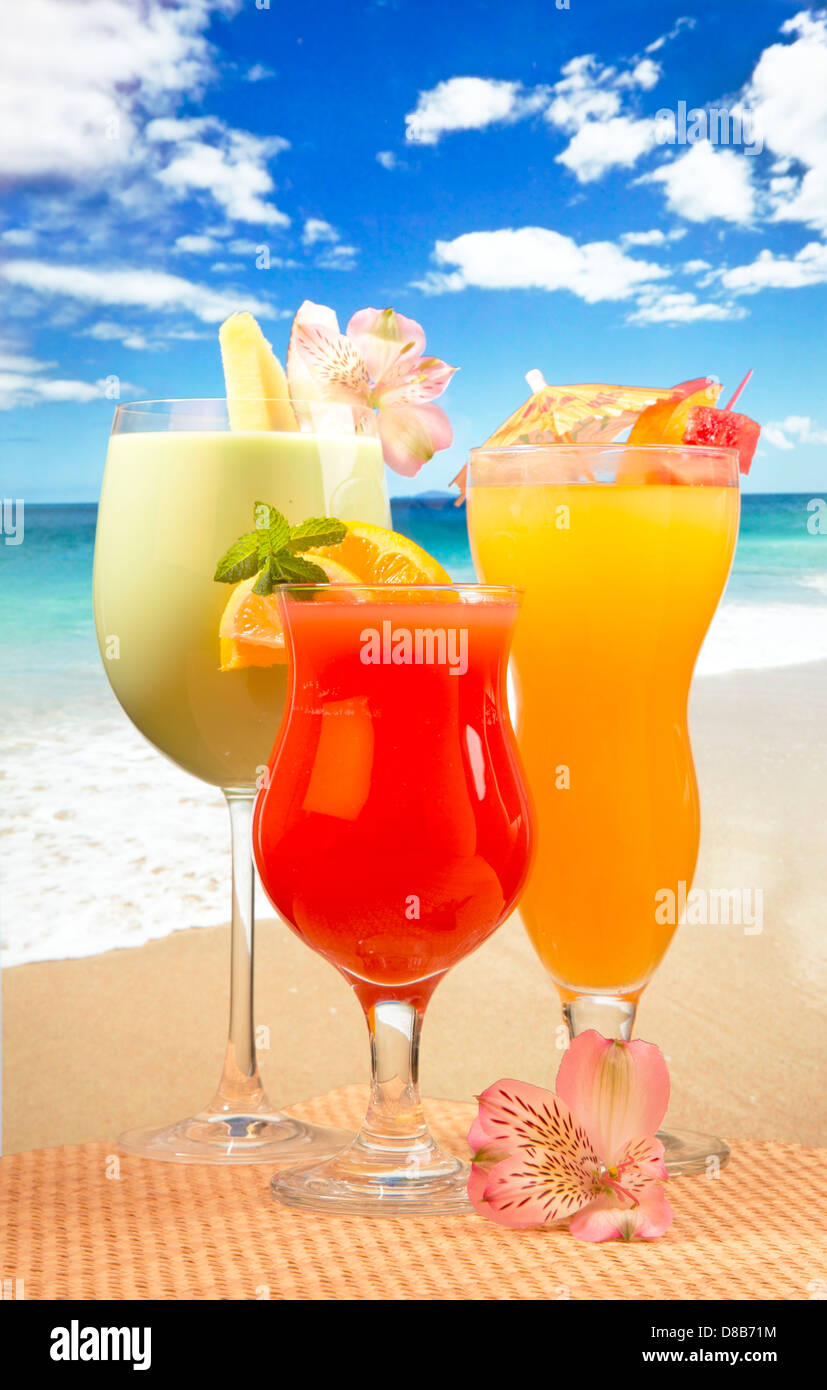 TROPISCHE FRÜCHTE SAFT COCKTAILS Stockfoto
