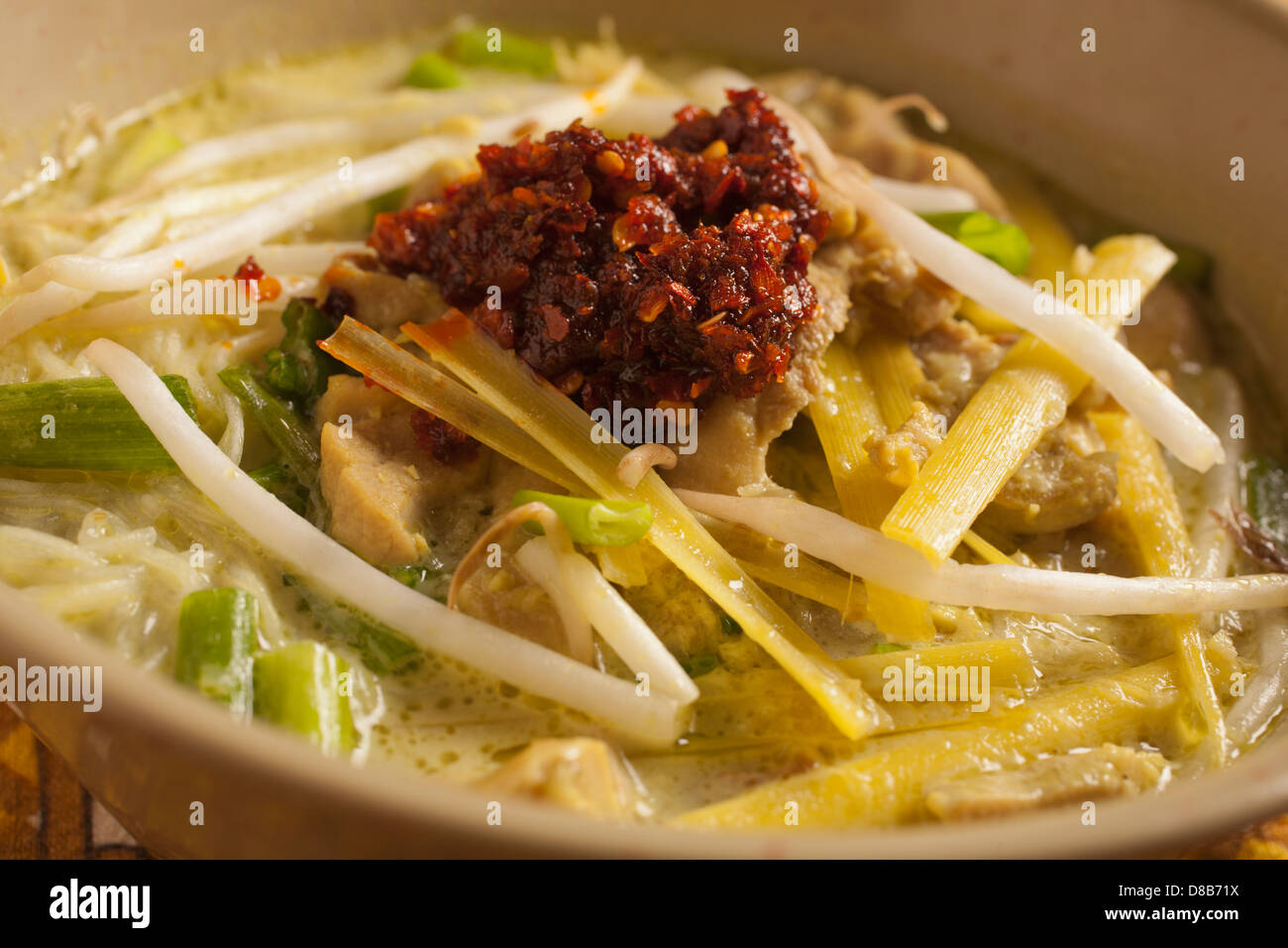 Soto Ayam - Indonesische Nudelsuppe mit Sambal scharfer sauce Stockfoto
