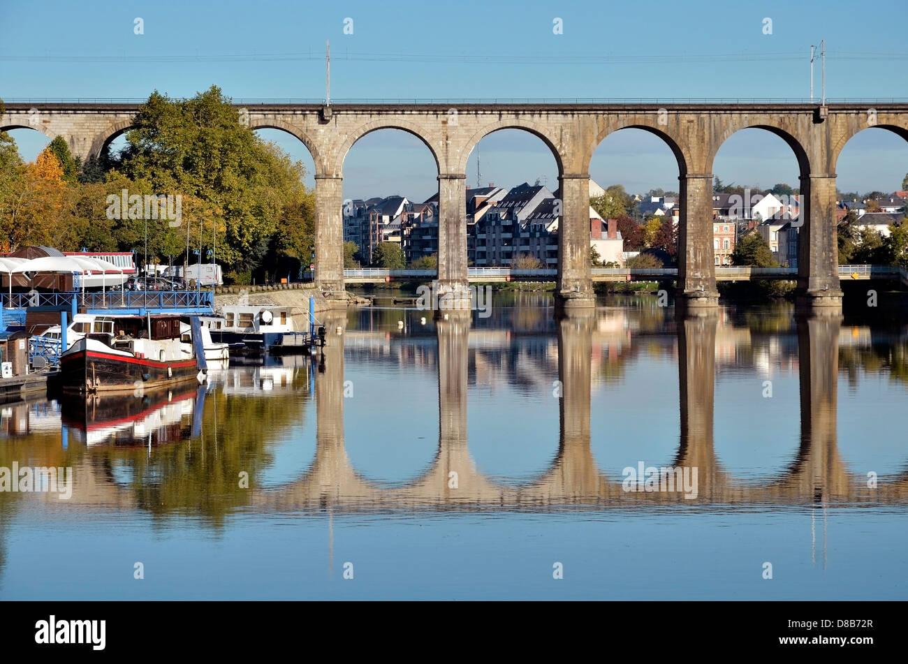 Viadukt über den Fluss Mayenne mit der ein Schiff an Laval, Gemeinde im Département Mayenne in Nordwest-Frankreich Stockfoto
