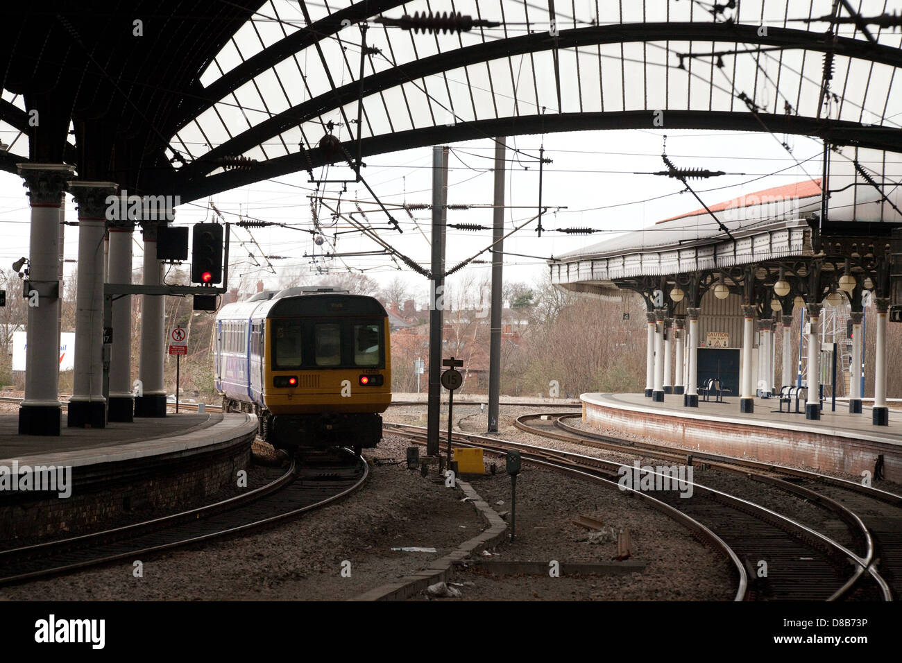 Verlassen Sie den Bahnhof Zug; Bahnhof York, York, Yorkshire UK Stockfoto