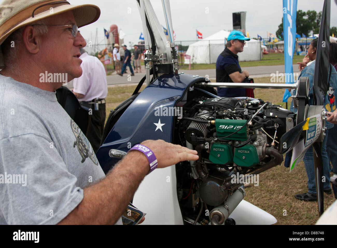 Ein Mann erklärt die Aspekte der einen MTO Sport Rotorcraft mit einem Rotax-912is-Motor auf der 2013 Sun N Fun in Lakeland, Florida, USA Stockfoto