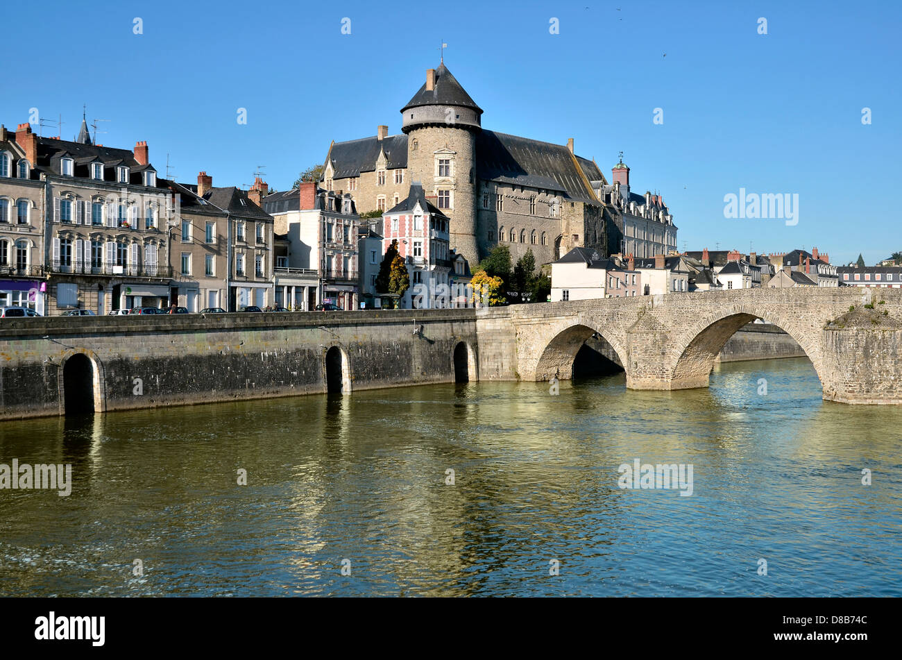 Flusses Mayenne mit dem Schloss und der alten Brücke (Pont-Vieux in französischer Sprache), Laval, Gemeinde im Département Mayenne in nort Stockfoto