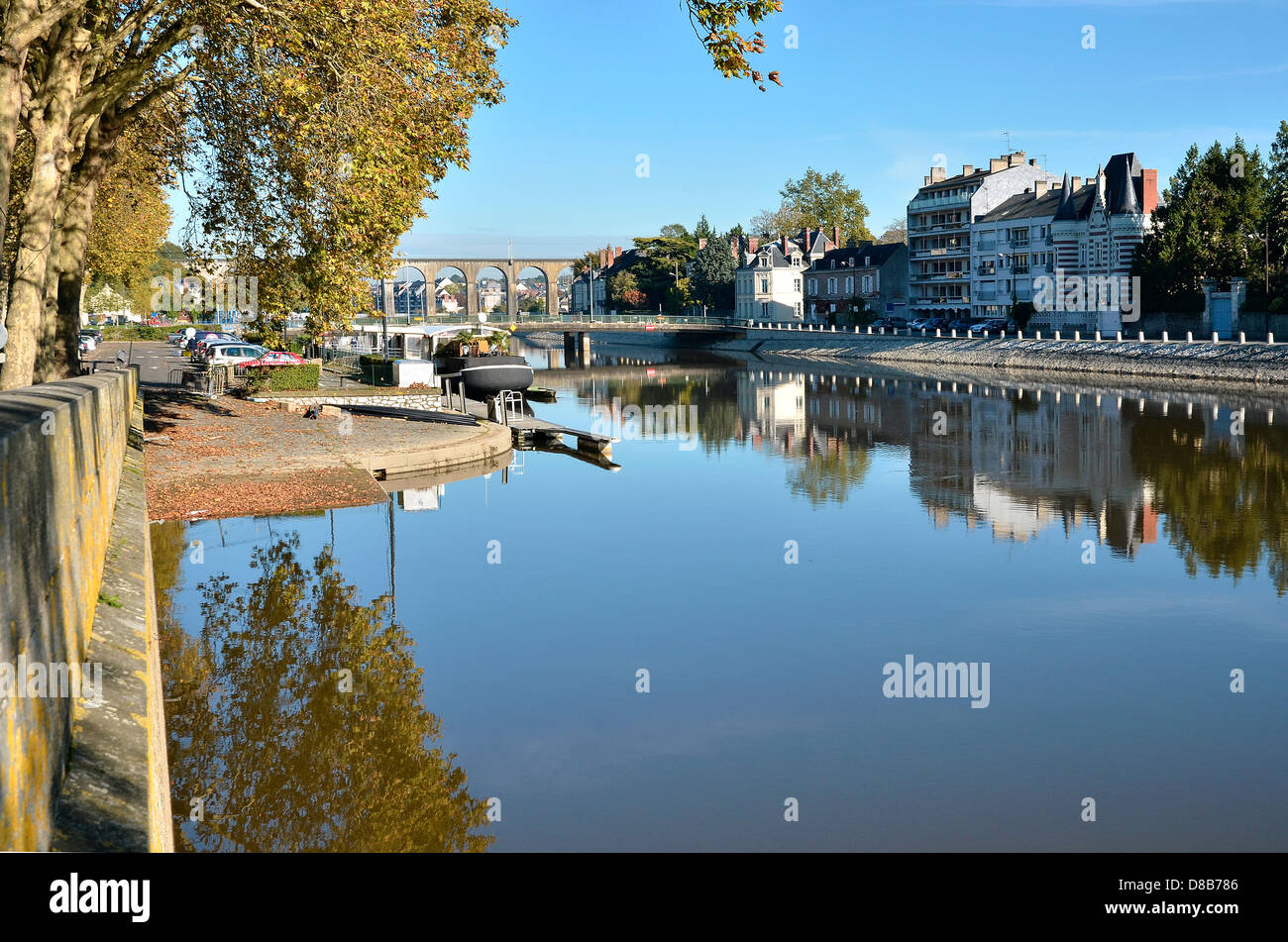 Des Flusses Mayenne mit dem Viadukt im Hintergrund in Laval, Gemeinde im Département Mayenne in Nordwest-Frankreich Stockfoto