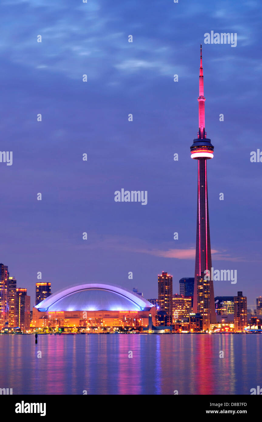 Nächtliche Szenerie der Stadt Toronto Waterfront Skyline, CN Tower und Rogers Centre unter blauen Nachthimmel Leuchten Stockfoto