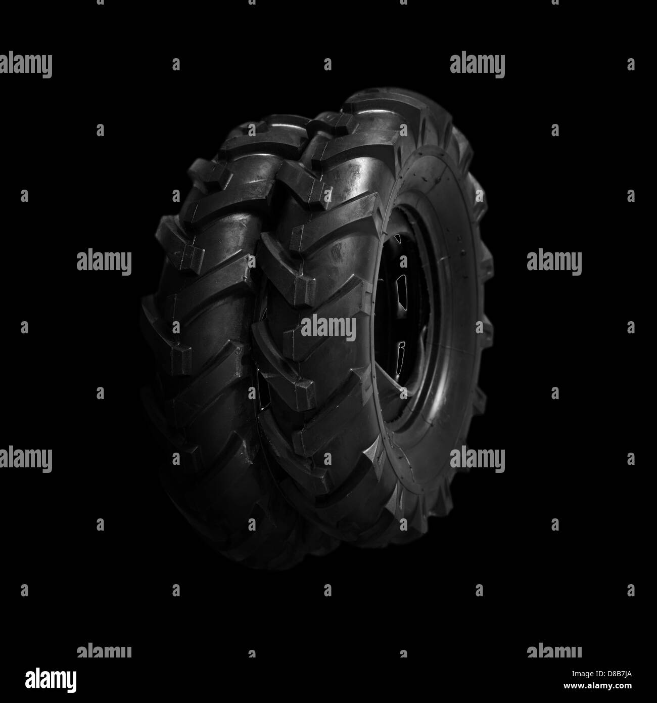 Neue, unbenutzte schwarze Grubber Reifen. Landwirtschaft und Landwirtschaft Hintergrundbild. Stockfoto
