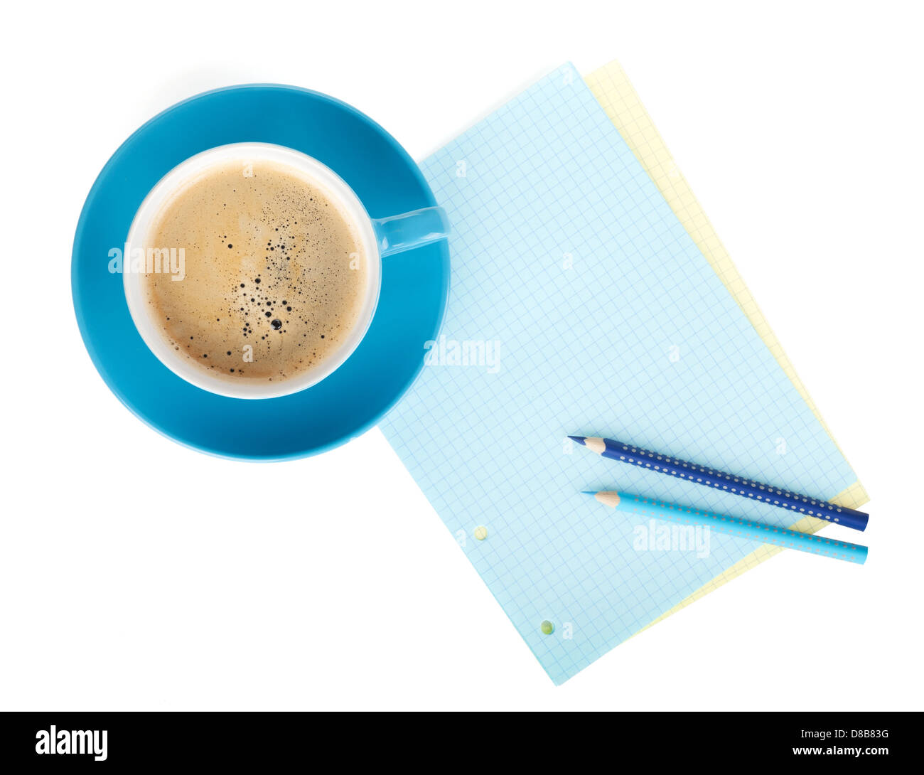 Blaue Kaffeetasse, leeres Papier und zwei Bleistifte. Ansicht von oben. Isoliert auf weißem Hintergrund Stockfoto