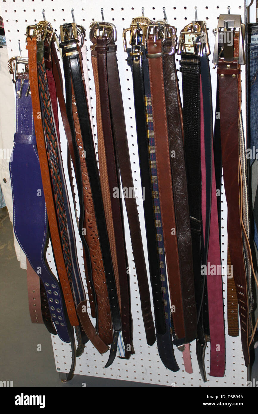 Gürtel hängen auf dem Display an gebrauchter Bekleidung Shop. Stockfoto