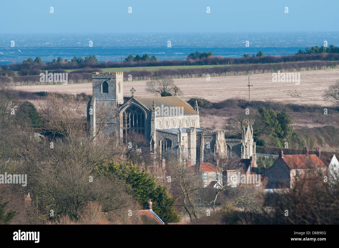 Blick auf St. Margarets Kirche Cley als nächstes am Meer, mit Ackerland und Nordsee in Ferne Stockfoto