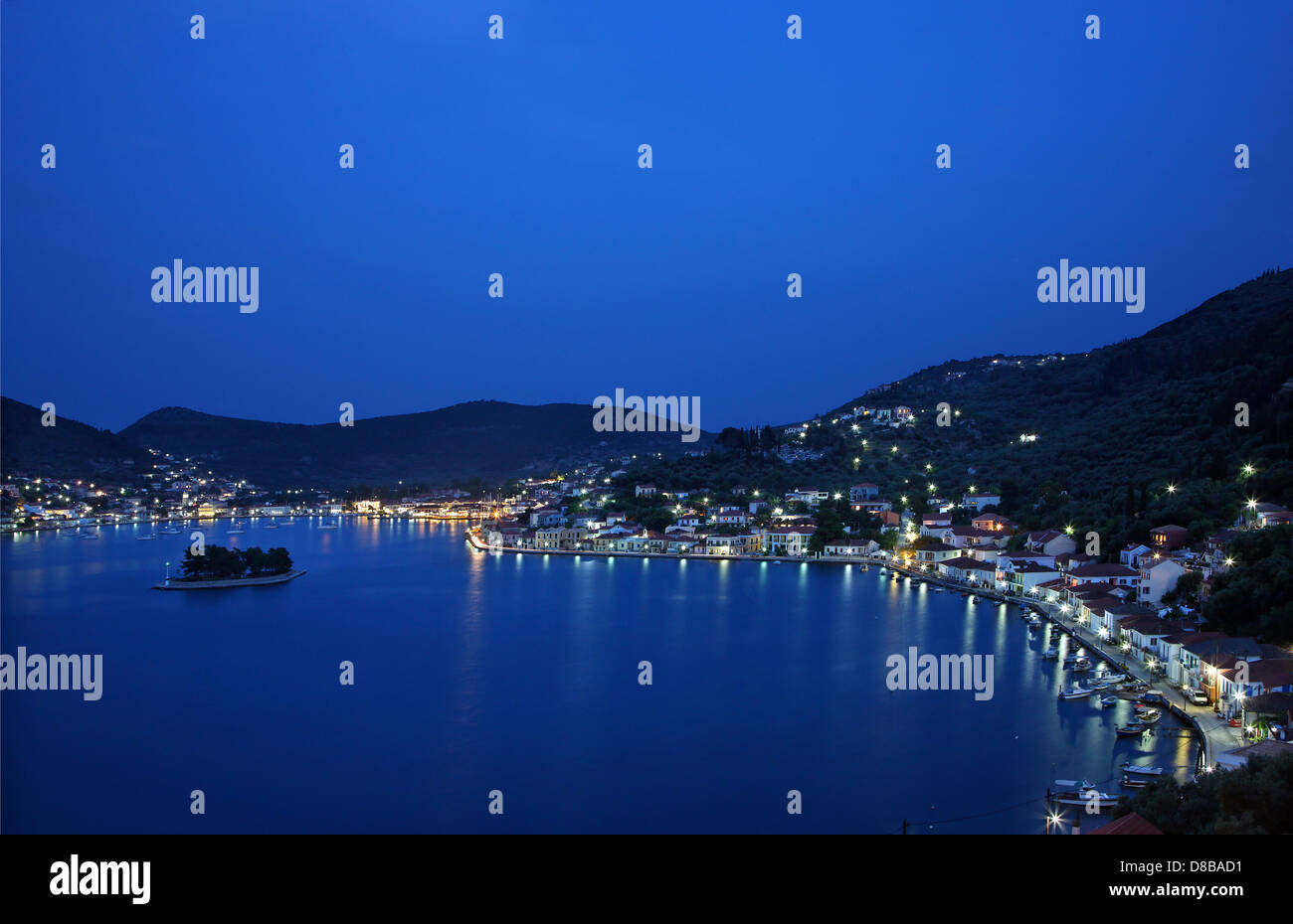 Panoramablick Nachtansicht von Vathy, der "Hauptstadt" von Ithaka Insel, Ionisches Meer, Nordteil ("sieben Inseln"), Griechenland. Stockfoto