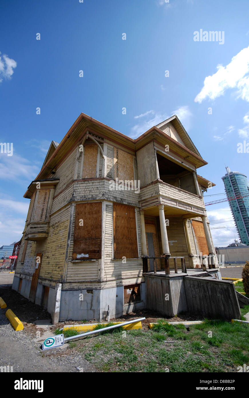 Historischen Queen Anne-Stil-Haus befindet sich auf der Website von Bauland in der Innenstadt von Calgary Alberta Kanada Stockfoto