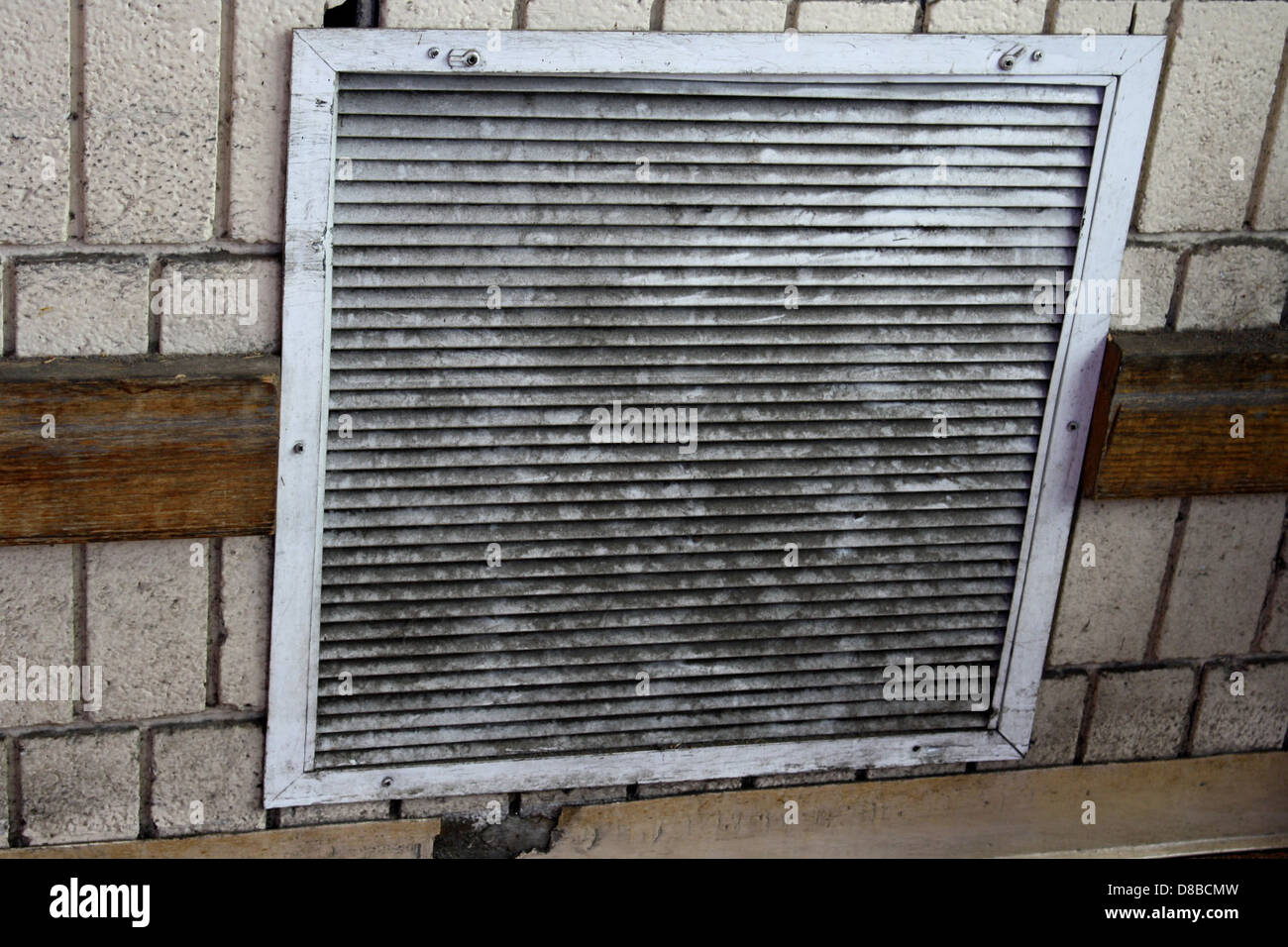 Diese Abbildung zeigt eine schmutzige Abdeckung des Lüftungskanals, bei der sich im Laufe der Zeit Staub und Schmutz ansammeln. Der Kanal ist Teil eines Luftsystems, das häufig in Gebäuden zur Steuerung des Luftstroms und der Luftqualität eingesetzt wird. Stockfoto