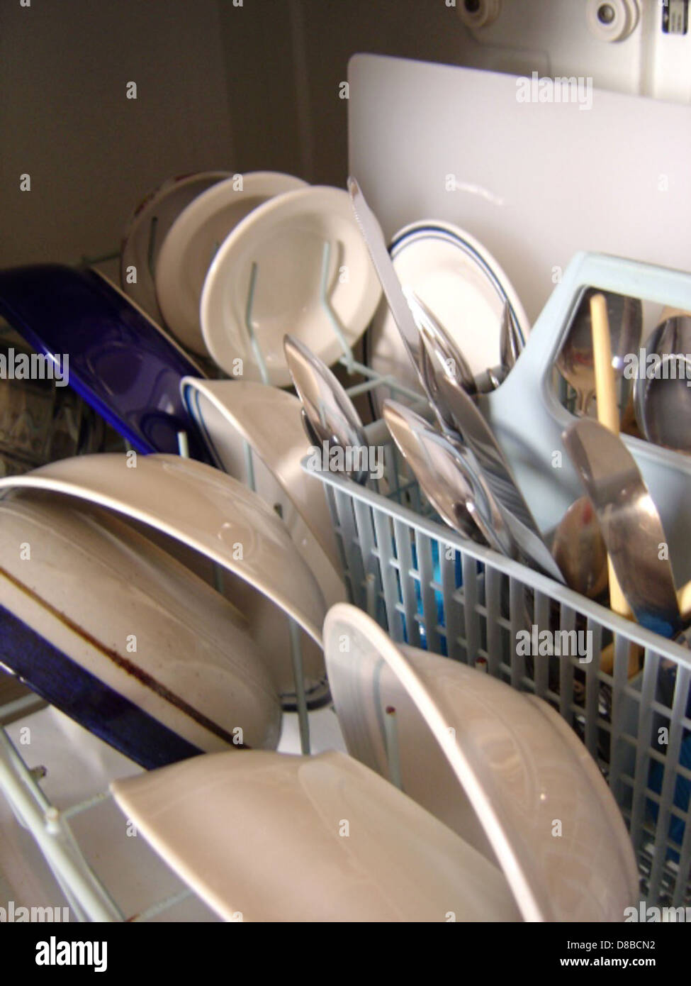 Ein moderner Geschirrspüler befindet sich in einer Küche, der für die effiziente Reinigung von Geschirr und Utensilien konzipiert ist. Das Gerät wird häufig in Haushalten und gewerblichen Küchen als Teil von Küchengeräten verwendet. Stockfoto