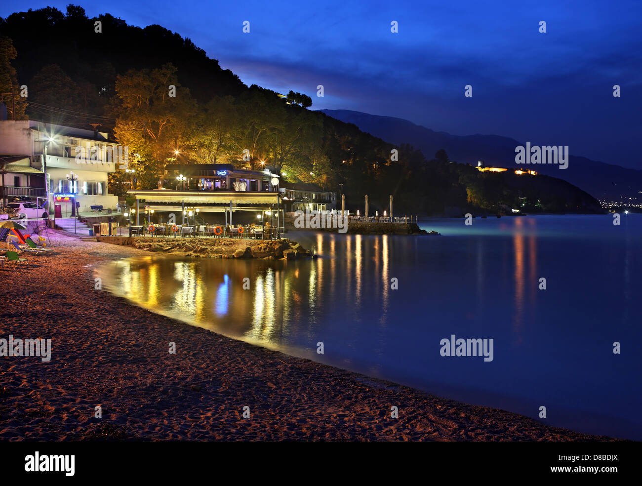 Der Strand von Panteleimonas, Pieria, Mazedonien, Griechenland. Im Hintergrund die Burg von Platamonas. Stockfoto