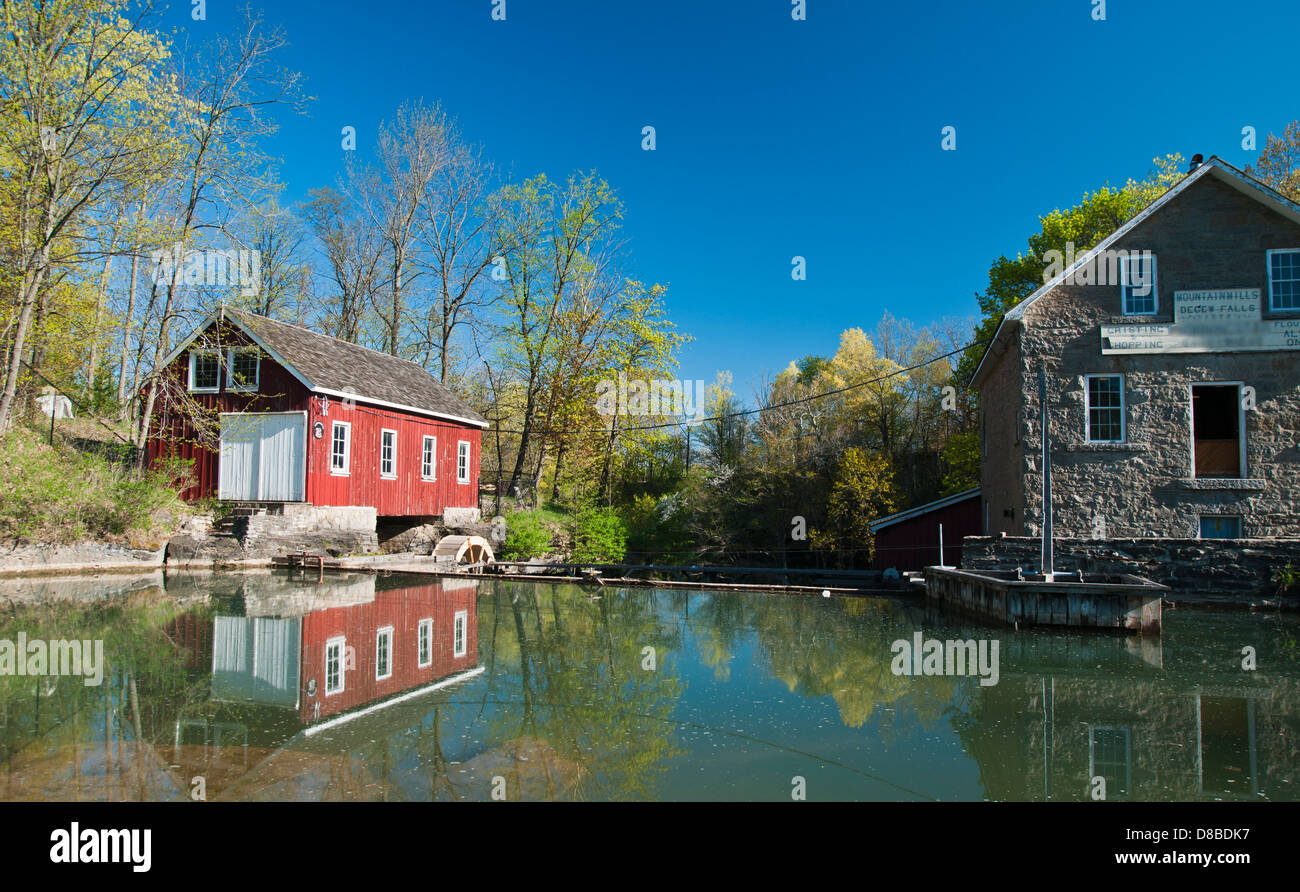 Morningstar-Mühle mit Ruhepool und Reflexionen Stockfoto