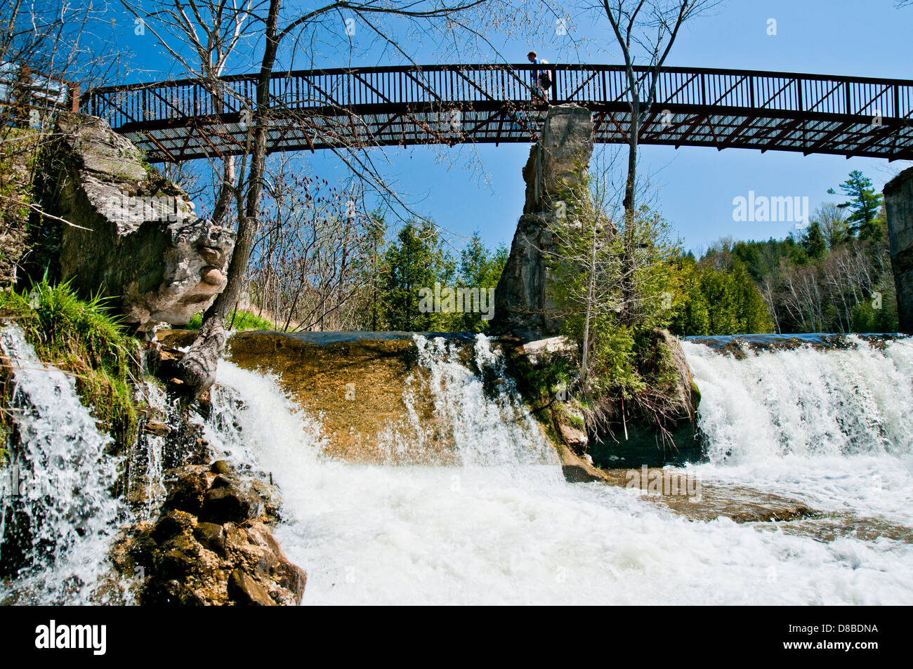 Gabeln von der Kredit-Provinzpark mit Wanderer und Wasserfall Stockfoto