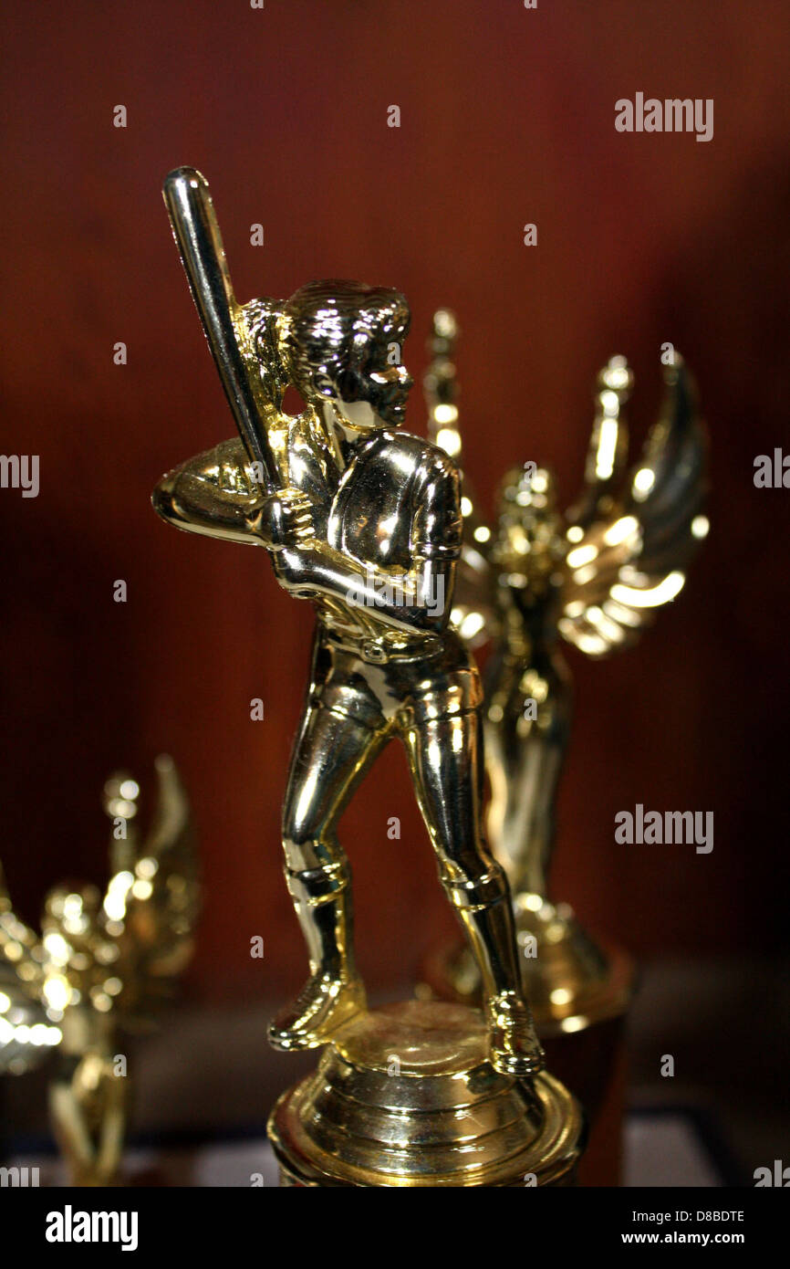 Eine Softball-Trophäe für Mädchen, die für hervorragende Leistungen im Sport ausgezeichnet wird und in der Regel an die beste Mannschaft oder Einzelspielerin in einer Jugend-Softball-Liga oder einem Turnier vergeben wird. Die Trophäe steht für Leistung und Hingabe im Sport. Stockfoto