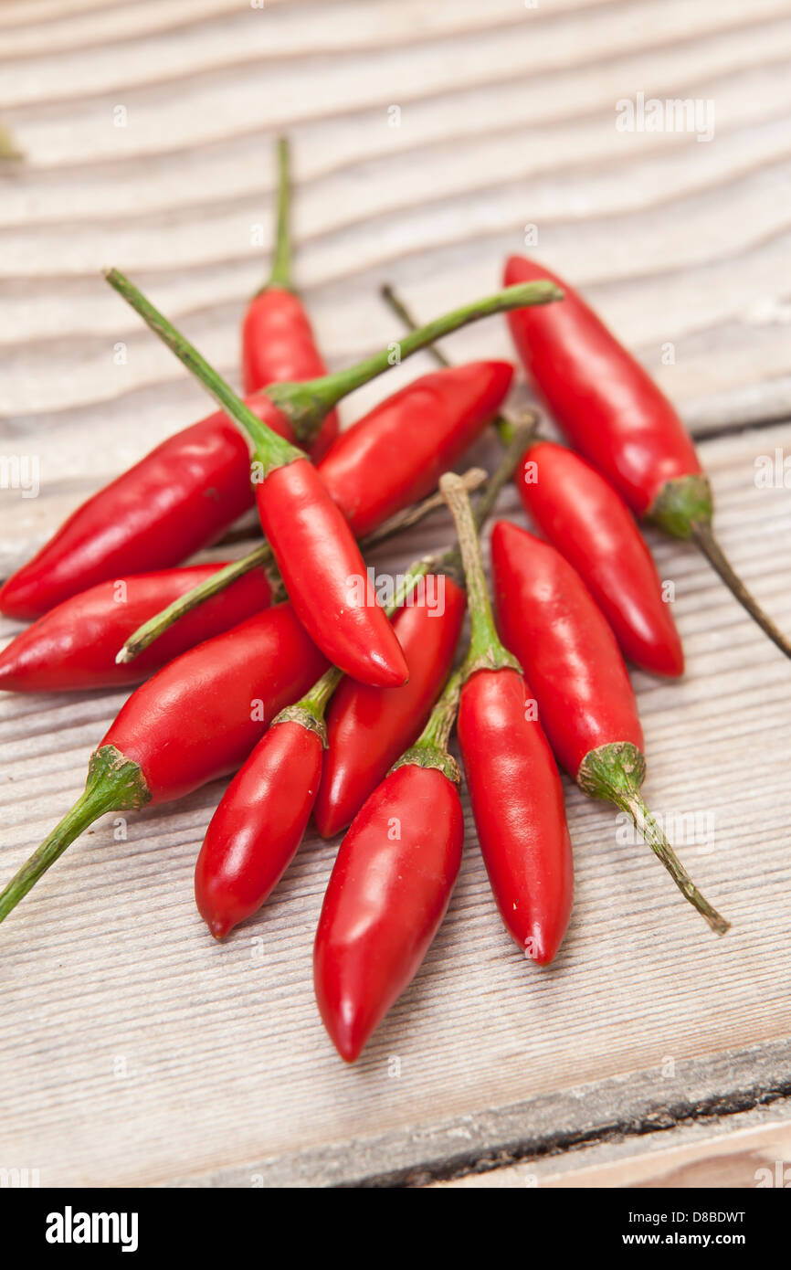 Ein Haufen rote Kugel Thai Chilis auf geschliffene Oberfläche des Holzes. Stockfoto