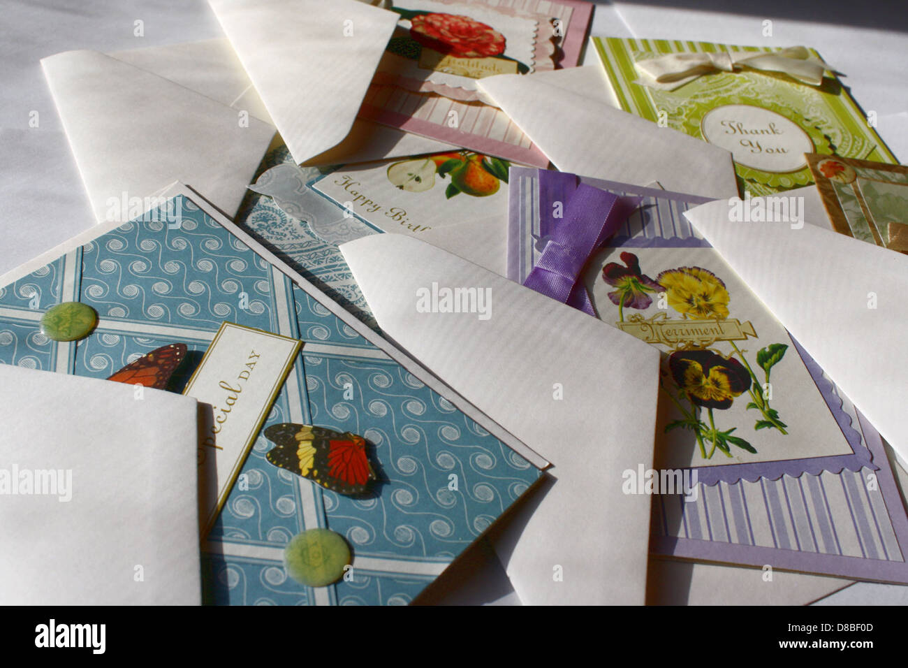 Eine Sammlung von Grußkarten mit jeweils einzigartigen Designs und Botschaften. Diese Karten sind perfekt, um gute Wünsche zu senden und besondere Anlässe zu feiern. Stockfoto