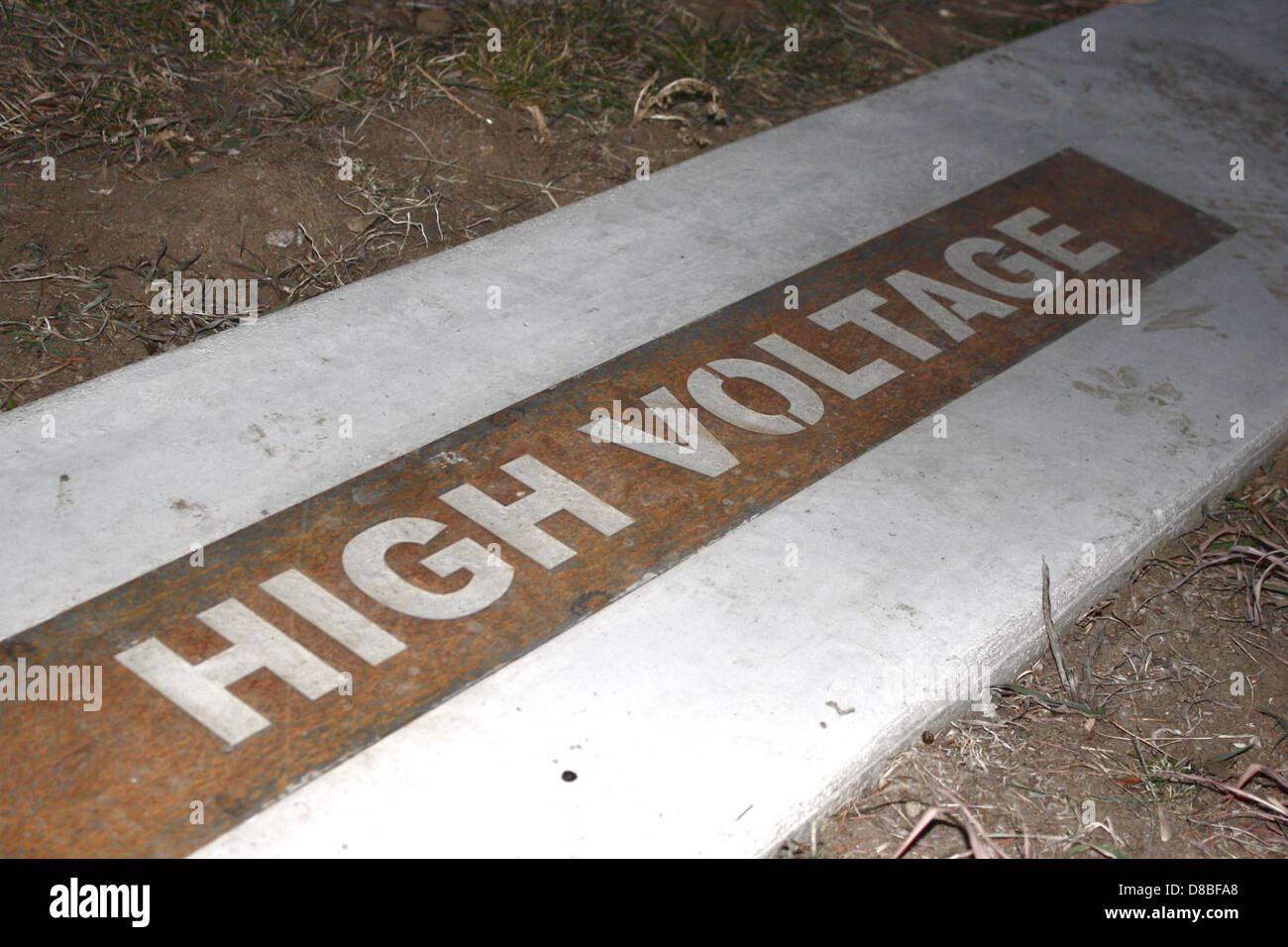 Eine elektrische Hochspannungsleitung, die Energie über große Entfernungen transportiert. Das Bild betont die hoch aufragenden Pylonen und Drähte, aus denen sich die Stromversorgungsinfrastruktur zusammensetzt, die für die Stromverteilung unerlässlich ist. Stockfoto