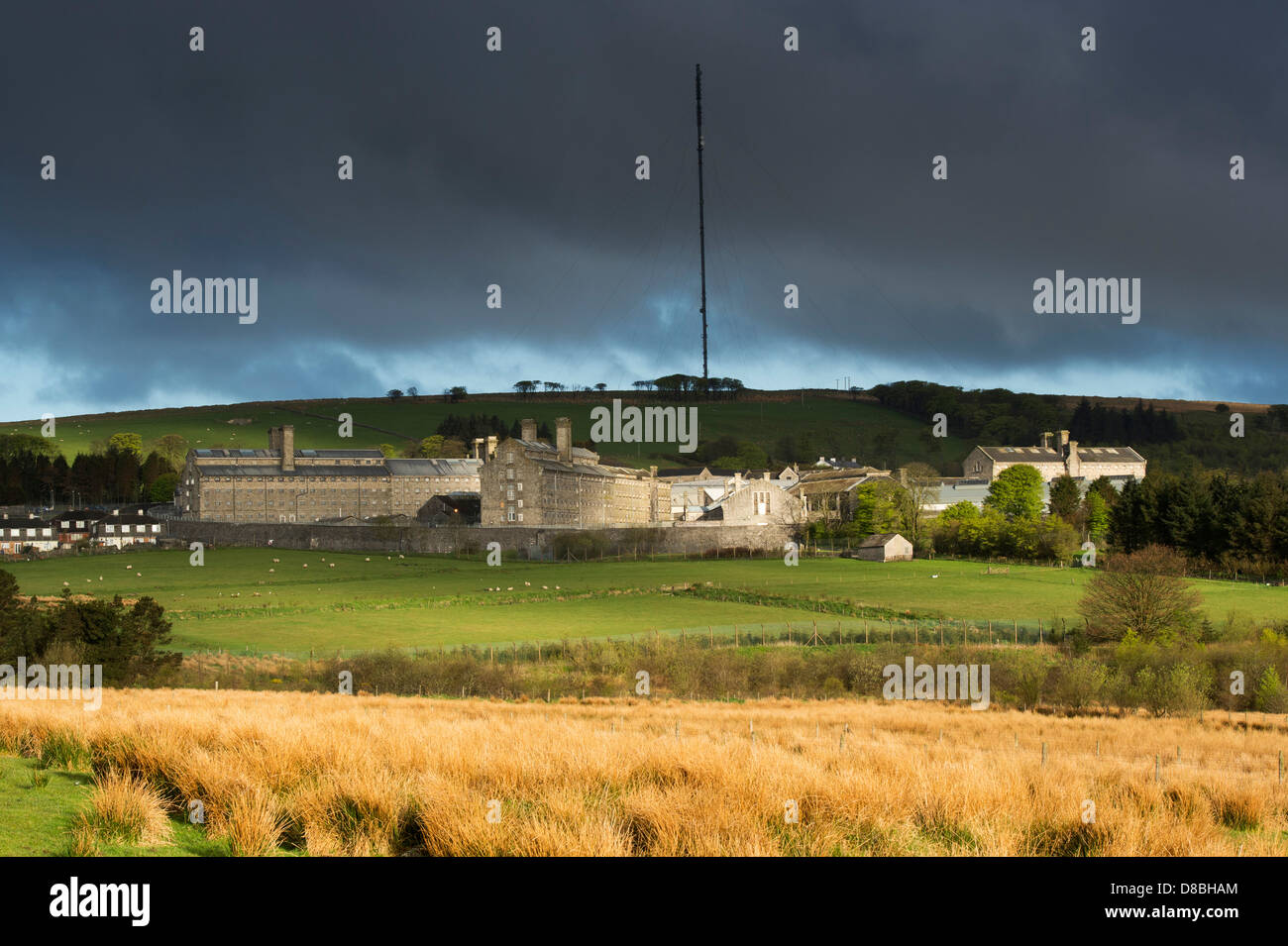 HM Gefängnis gegen Gewitterhimmel Dartmoor. Devon, England Stockfoto