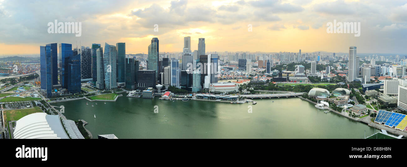 Skyline von Singapur bei einem schönen Sonnenuntergang vom Marina Bay Sands Stockfoto