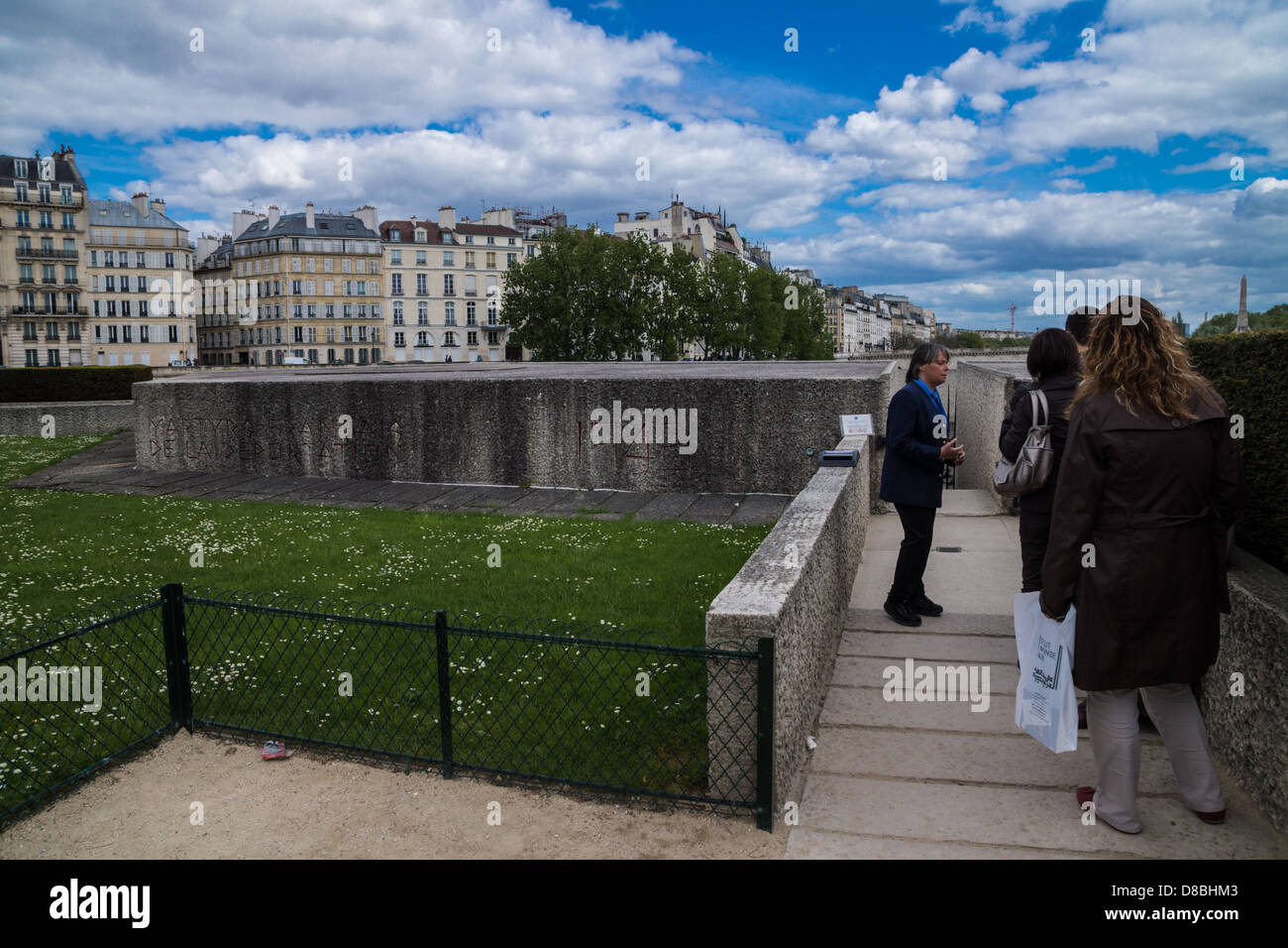 Paris, Frankreich. Menschen warten in der Schlange geben das Mémorial des Martyrs De La Déportation in der Nähe von Notre-Dame. Stockfoto