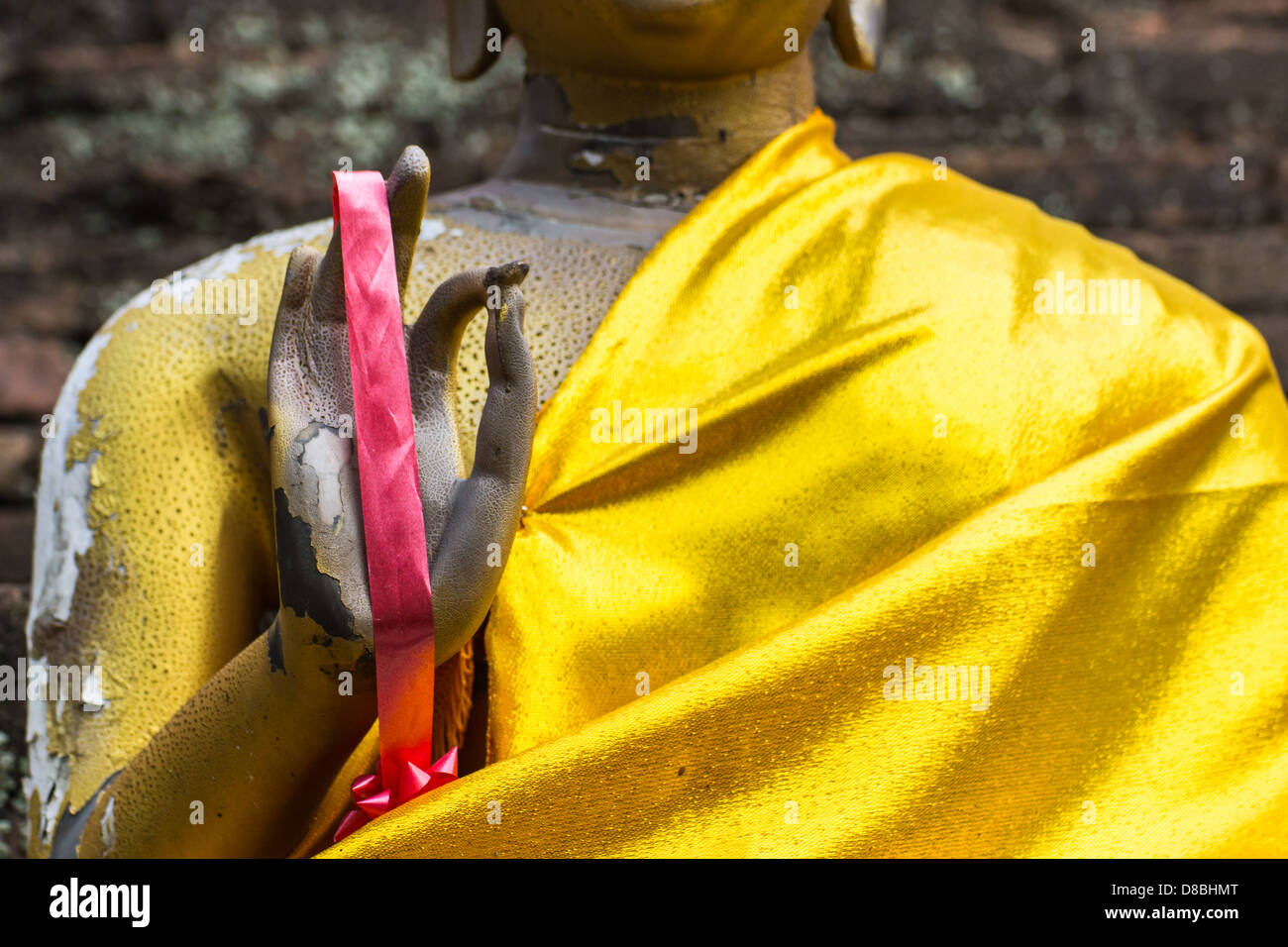 Girlande Verschleiß am goldenen Buddha hand Stockfoto