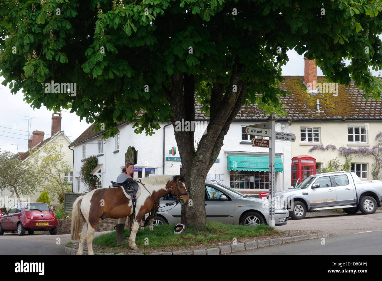 Kentisbeare Dorfzentrum, Devon mit Ponys, Dorf-Läden und Post und rote Telefonzelle Stockfoto