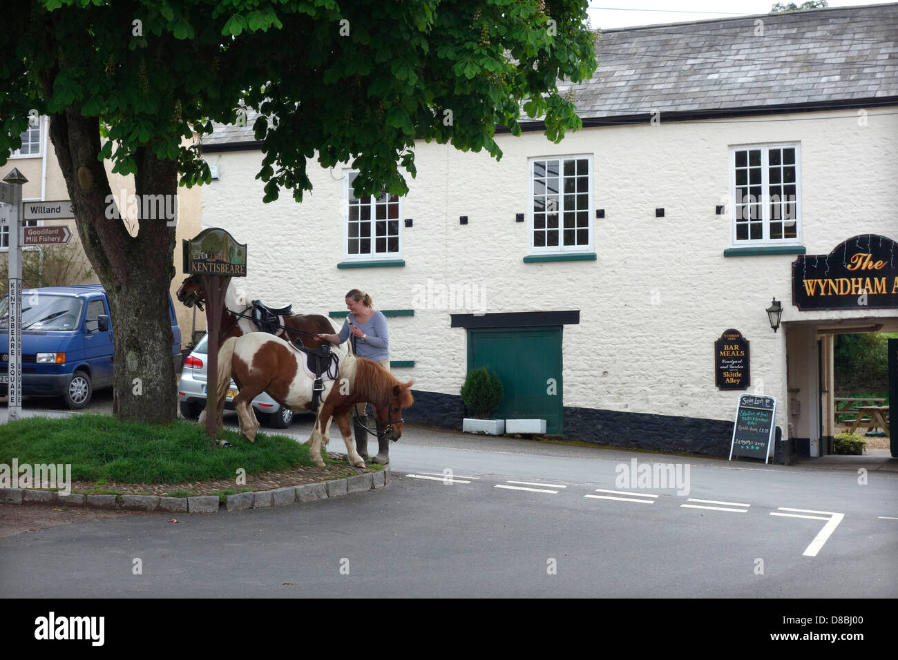 Kentisbeare Dorfzentrum, Devon mit Ponys und der Dorfkneipe - The Wyndham Arms Stockfoto