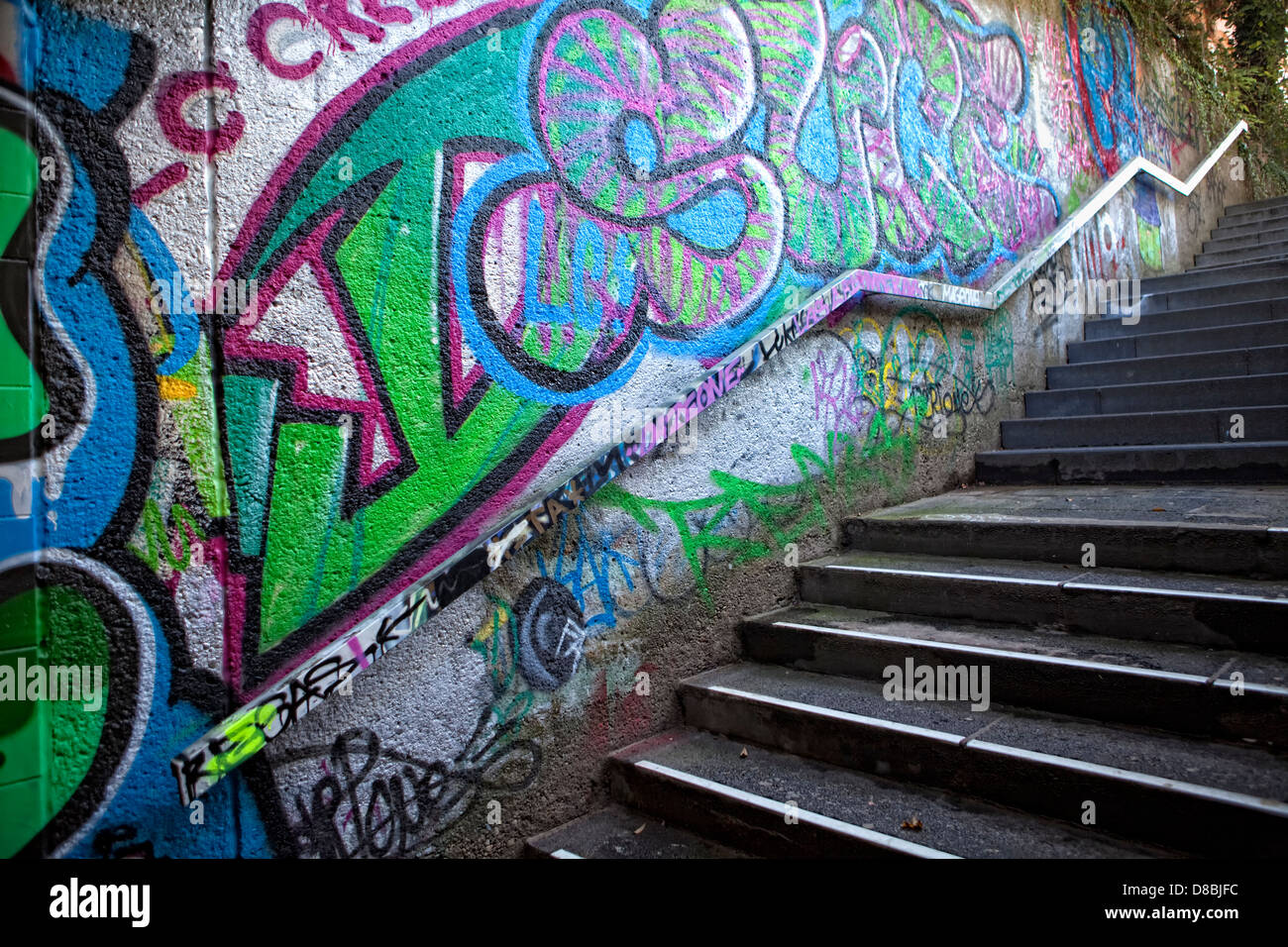 Eine dunkle Treppe mit Graffiti, Deutschland, Europa, Dunkler Treppenaufgang Mit Graffiti Stockfoto