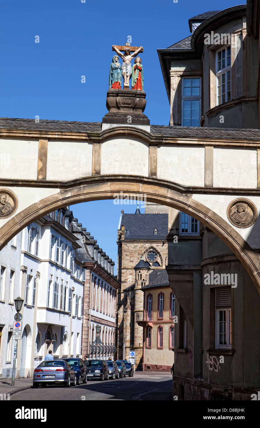 Torbogen mit einer Kreuzigungsgruppe in der Nähe von Liebfrauenbasilika Kirche, Trier, Rheinland-Pfalz, Deutschland, Europa Stockfoto