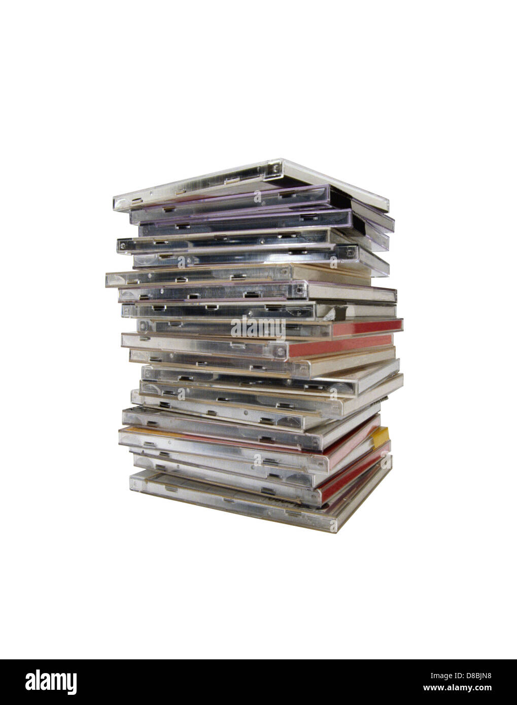 Stapel von Kunststoff CD covers isoliert auf weißem Hintergrund. Stockfoto