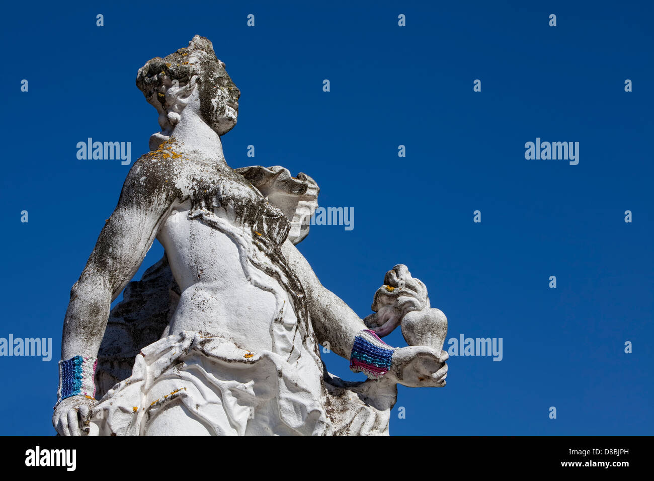 Barockstatue tragen eine Hand gestrickte Pulswärmer vor dem Kurfürstlichen Schloss in Trier, Rheinland-Pfalz, Deutschland, Eur Stockfoto