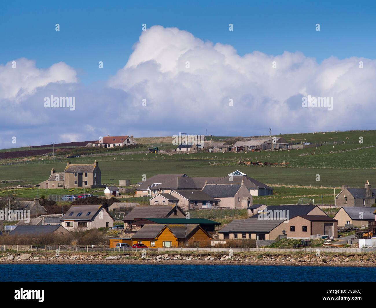 Schottland, Orkney-Inseln Burray. Kleine Siedlung und Landwirtschaft Ackerland auf der Orkney-Insel Burray. Stockfoto