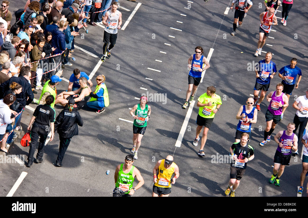 Reduzierten männlichen Läufer im Jahr 2013 von St John Ambulance Team geholfen London Marathon Victoria Embankment England Europa Stockfoto