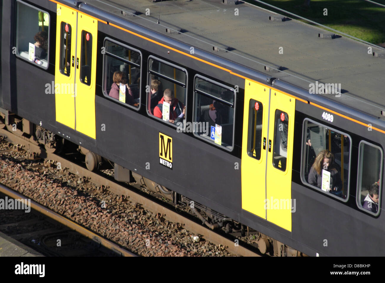 Pendler auf der Tyne und Abnutzung Metro. Sunderland Station eingeben, Nahaufnahme eines Teils der Metro, wie es sitzt, warten warten. Stockfoto