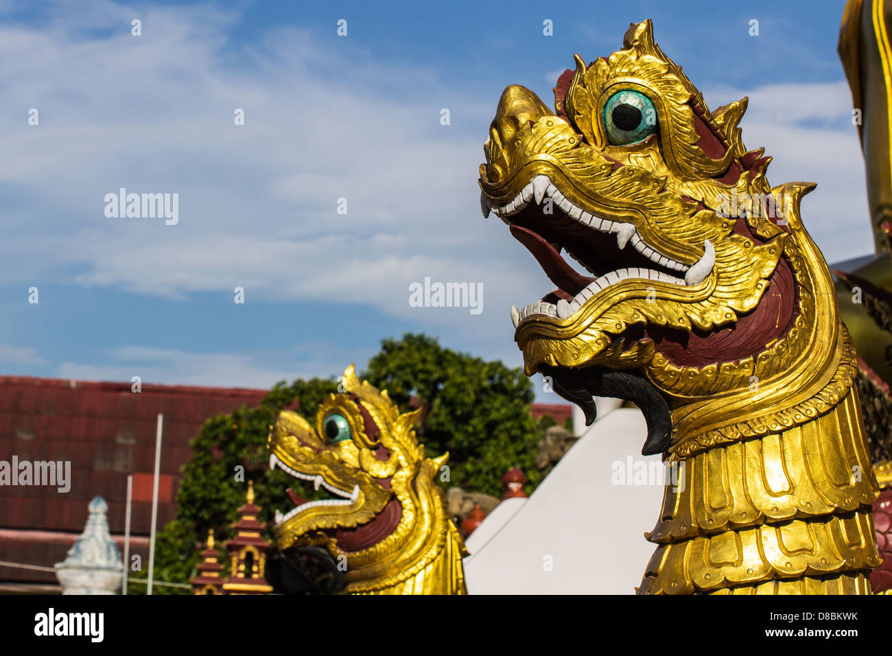 Thailändische Kunst, Naka-Statue auf Treppe Stockfoto