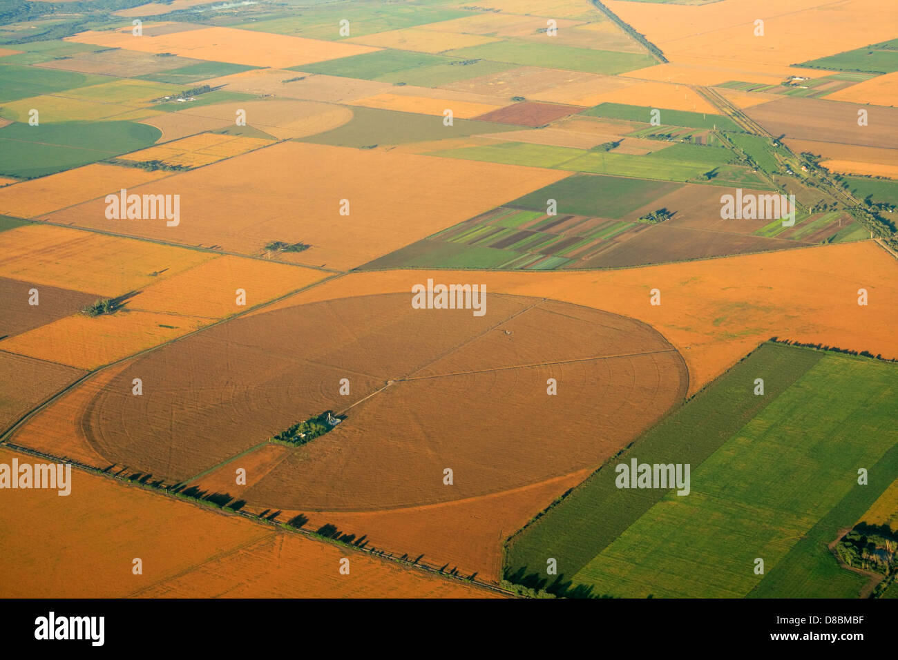 Luftaufnahme von Ackerland mit einem Mosaik von Kulturland und gepflanzten Pflanzen Stockfoto