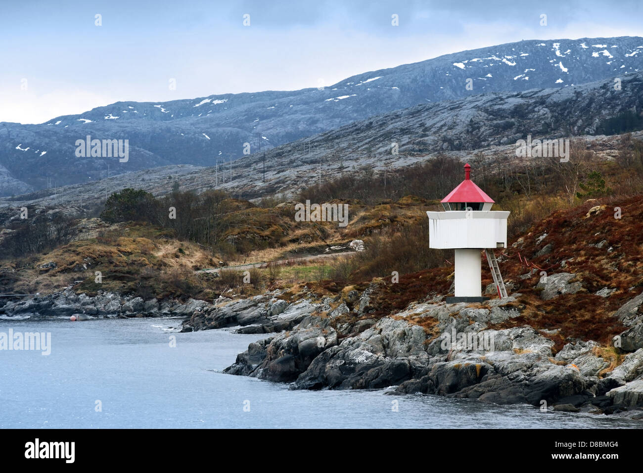 Norwegischen Leuchtturm. Weißer Turm mit roten Top steht auf Küstenfelsen Stockfoto