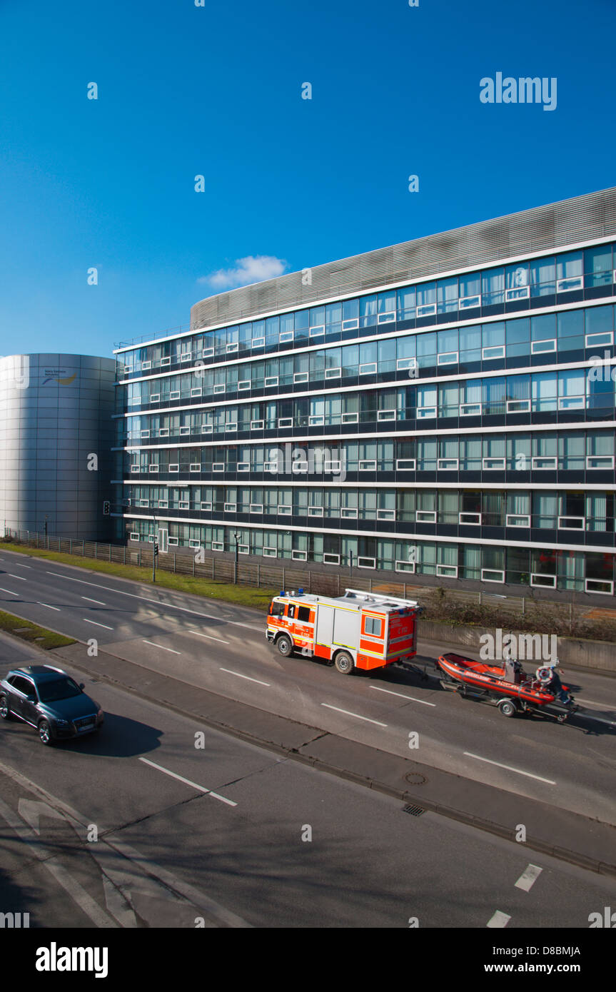 Feuerwehr-Einsatzfahrzeug mit Boot Neusser Straße Straße Unterbilk Bezirk Düsseldorf Deutschland Europa Stockfoto