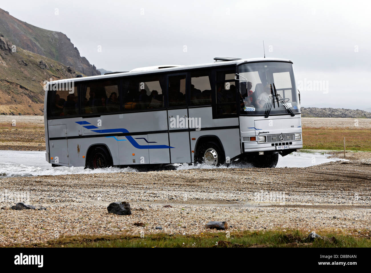 Touristenbus fahren durch Wasser, Landmannalaugar, Island Stockfoto