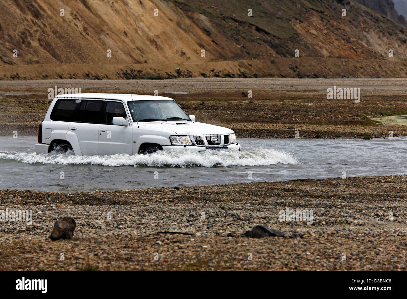 4WD Auto fahren durch Wasser, Landmannalaugar, Island Stockfoto