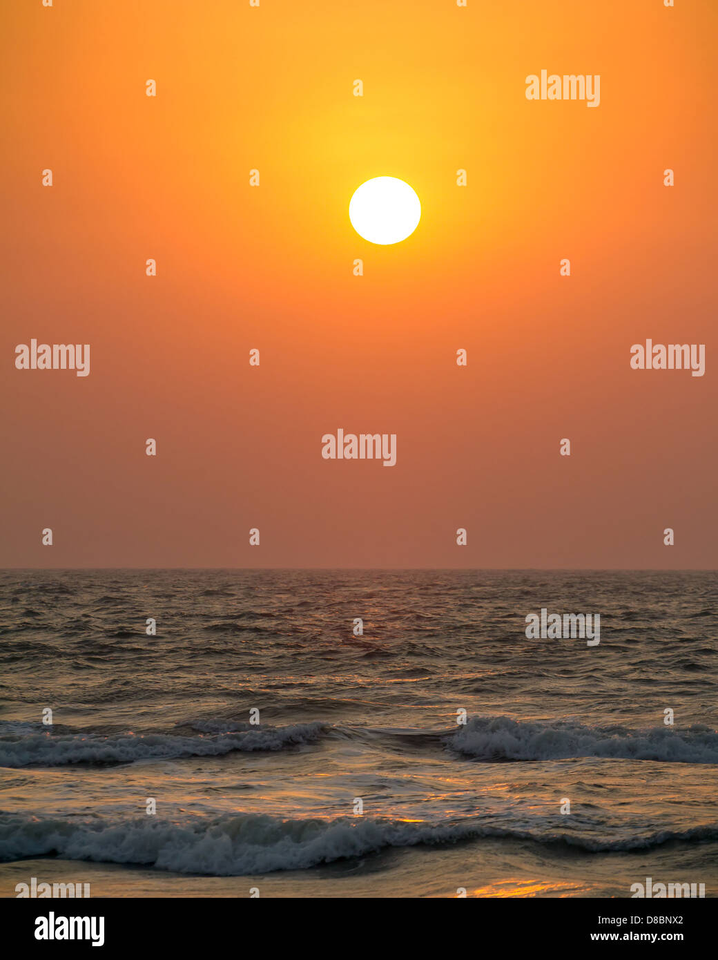 Sonnenuntergang über dem Ozean Stockfoto