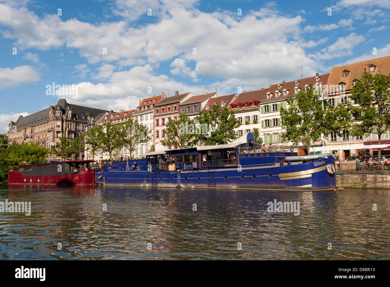 Quai des Pecheurs beherbergt Fischer Kai mit Lastkähne auf dem Fluss Ill und Waterfront Straßburg Elsass Frankreich Europa Stockfoto