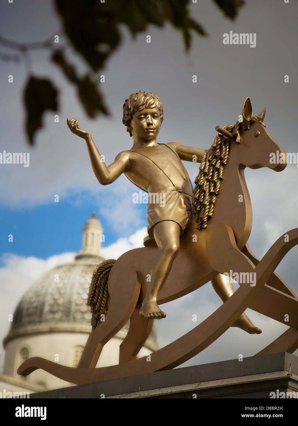 Der junge auf dem Schaukelpferd, Trafalgar Square, London, UK. Stockfoto