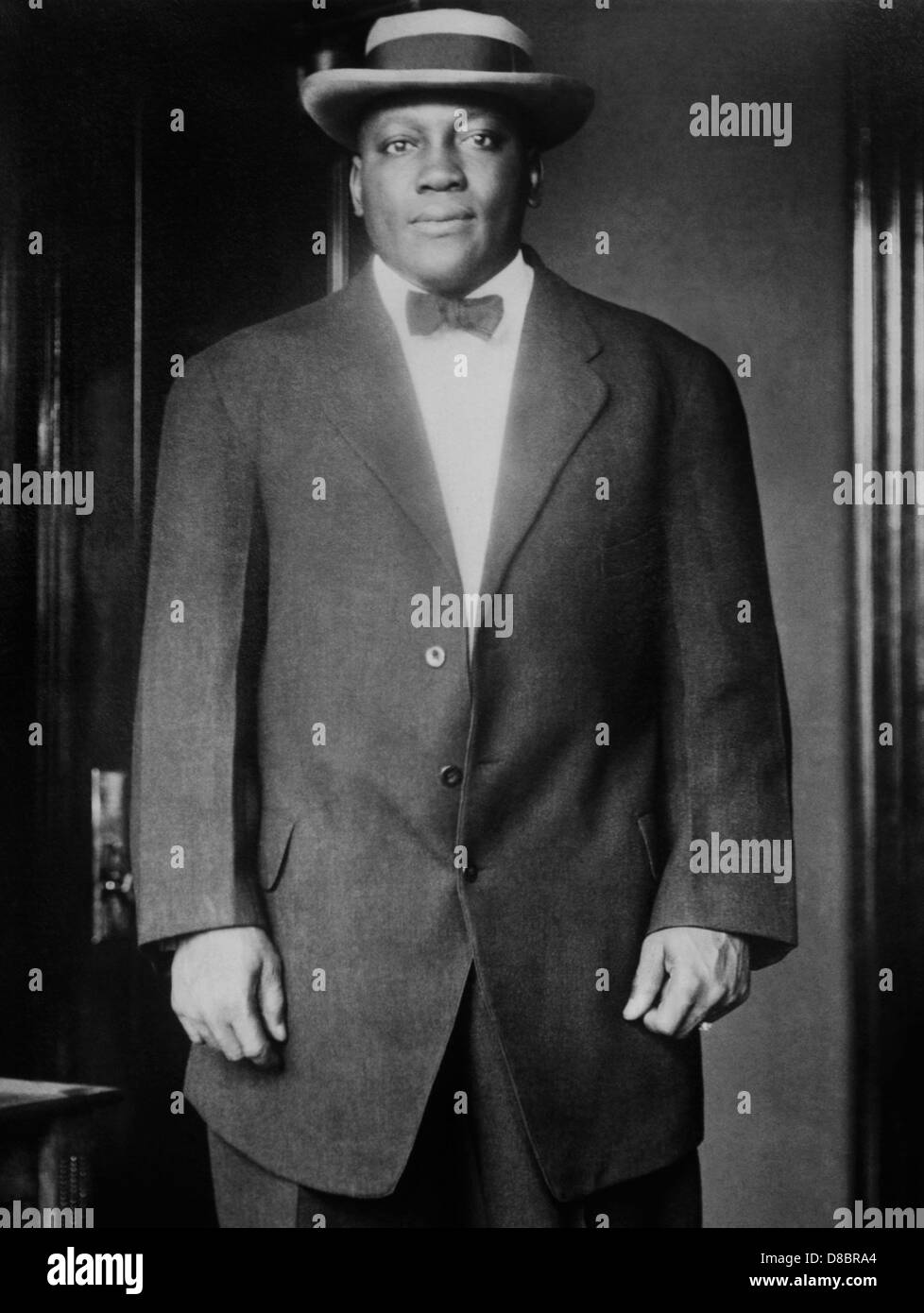Oldtimer-Foto des Boxers Jack Johnson (1878 – 1946) – Johnson, bekannt als „der Galveston-Riese“, war der erste Afrikaner, der Weltmeister im Schwergewicht wurde und den Titel von 1908 bis 1915 hielt. Stockfoto