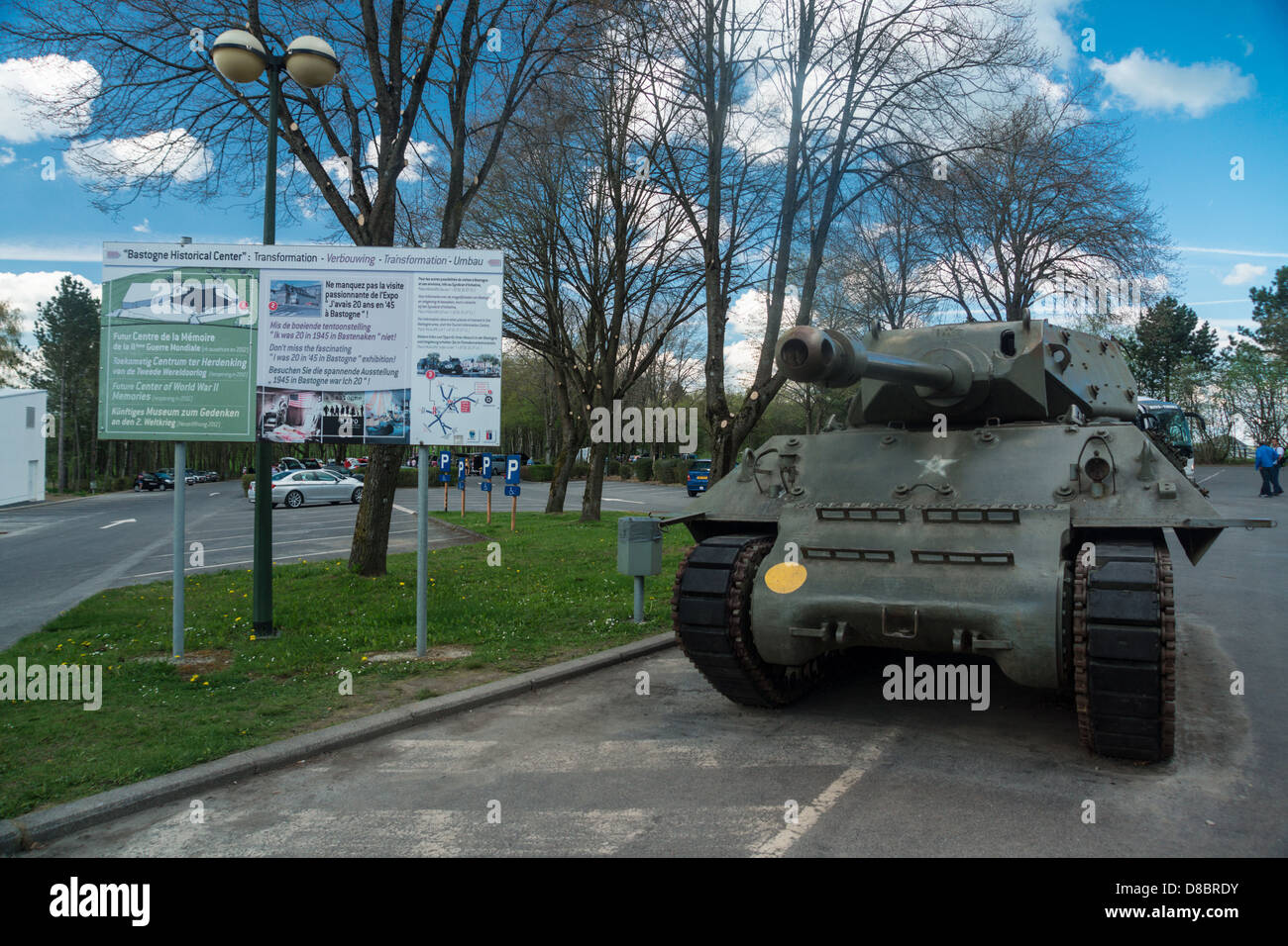 Bastogne (Belgien). Ein WWII-Ära Tank Destoyer am Denkmal der Schlacht der Ausbuchtung. Stockfoto