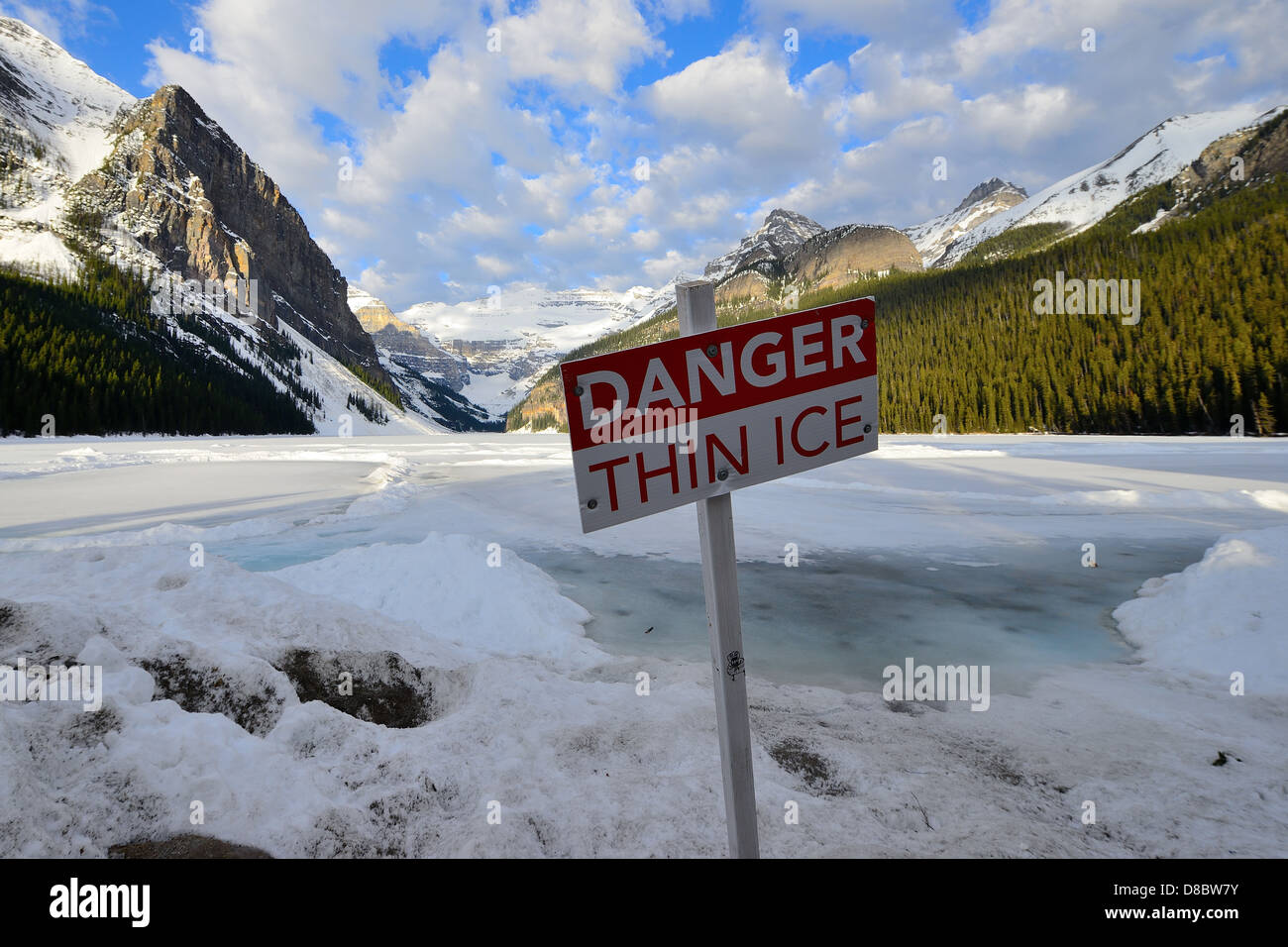 Dünnem Eis Warnschild Warnung bei Lake Louise, Alberta, Kanada Stockfoto