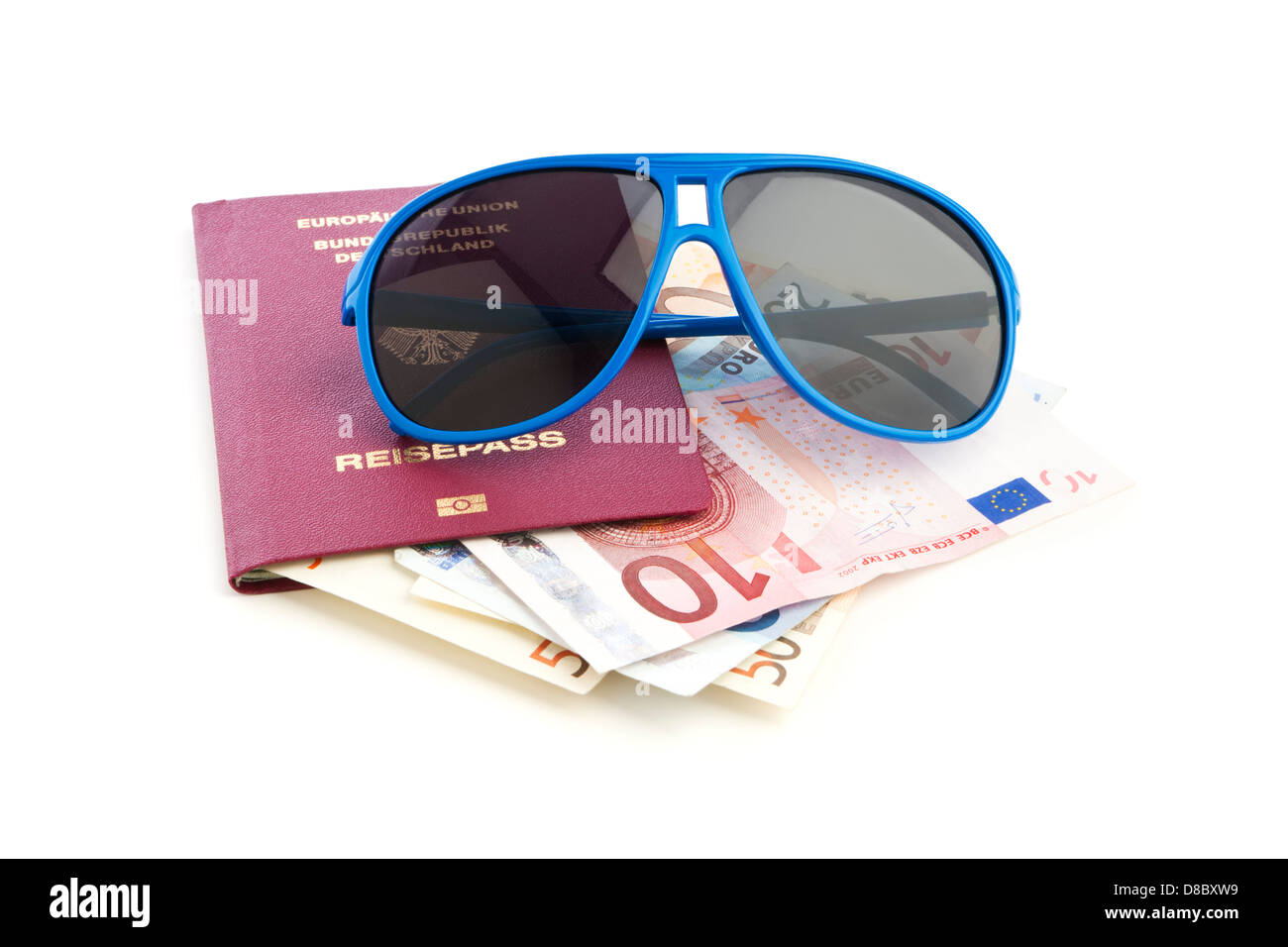 Sonnenbrille auf deutschen Pass und europäische Währung Rechnungen Stockfoto